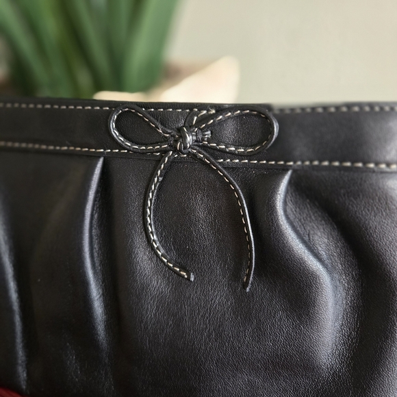 Genuine Leather Ann Taylor Loft wristlet - Picture 2 of 5